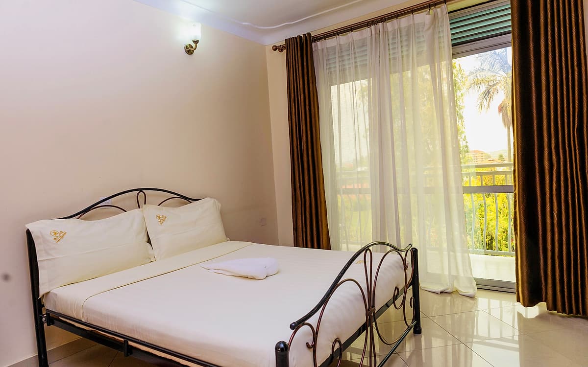The double room with its window and curtains