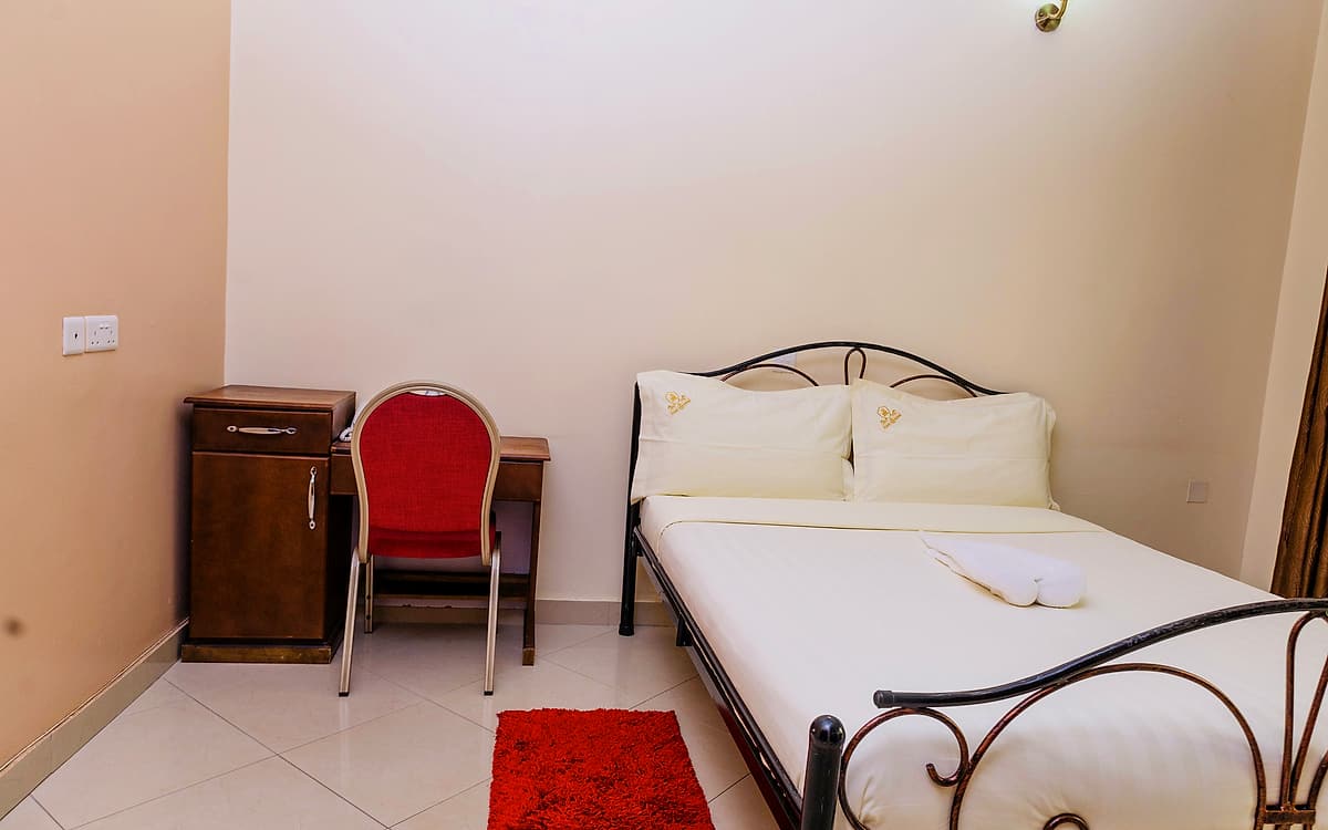 The double room with a desk and chair